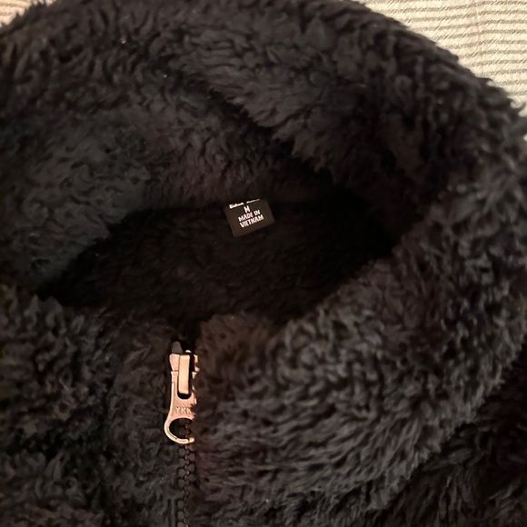 UNIQLO FLEECE JACKET IN BLACK - Picture 2 of 4